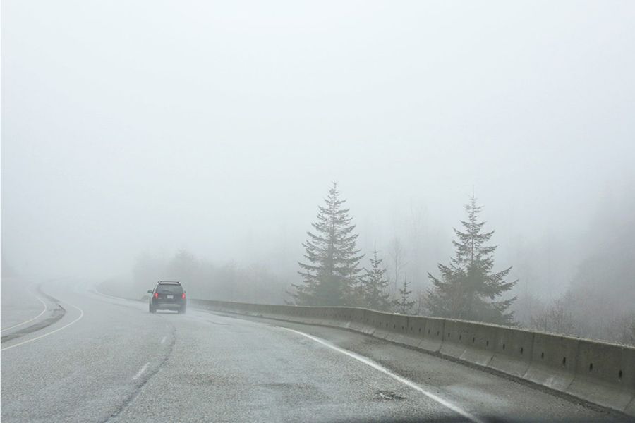 Tips para conducir seguro en días de niebla