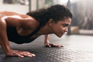 Los 5 mejores ejercicios para mujeres después de los 50 y evita que tus brazos se descuelguen